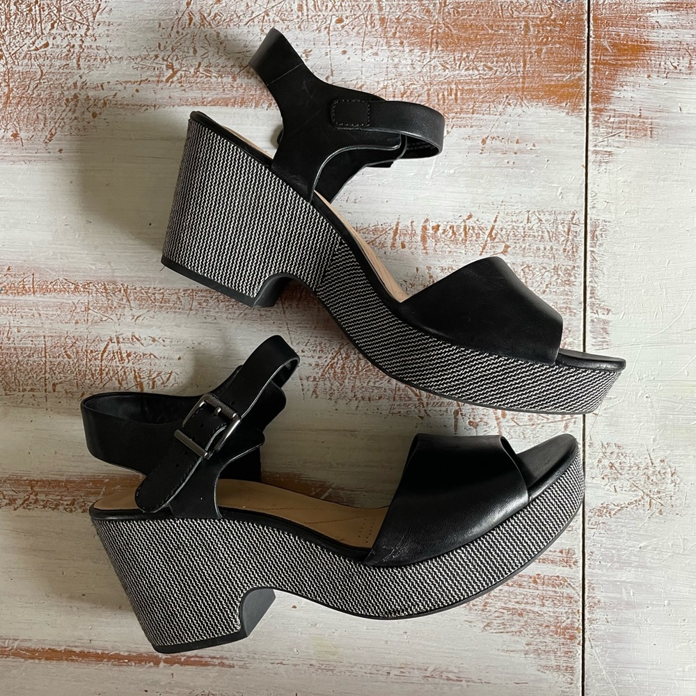 Clarks Black Platform Sandals with Textured Gray Platform
Very comfortable
